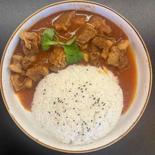 Carne de res al estilo rojo con arroz